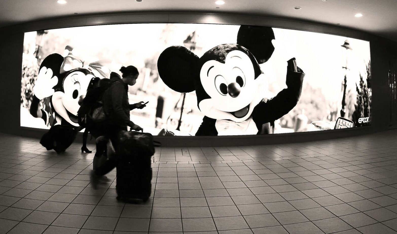 Voyageurs accompagnés de leurs bagages à l’aéroport international d’Orlando.