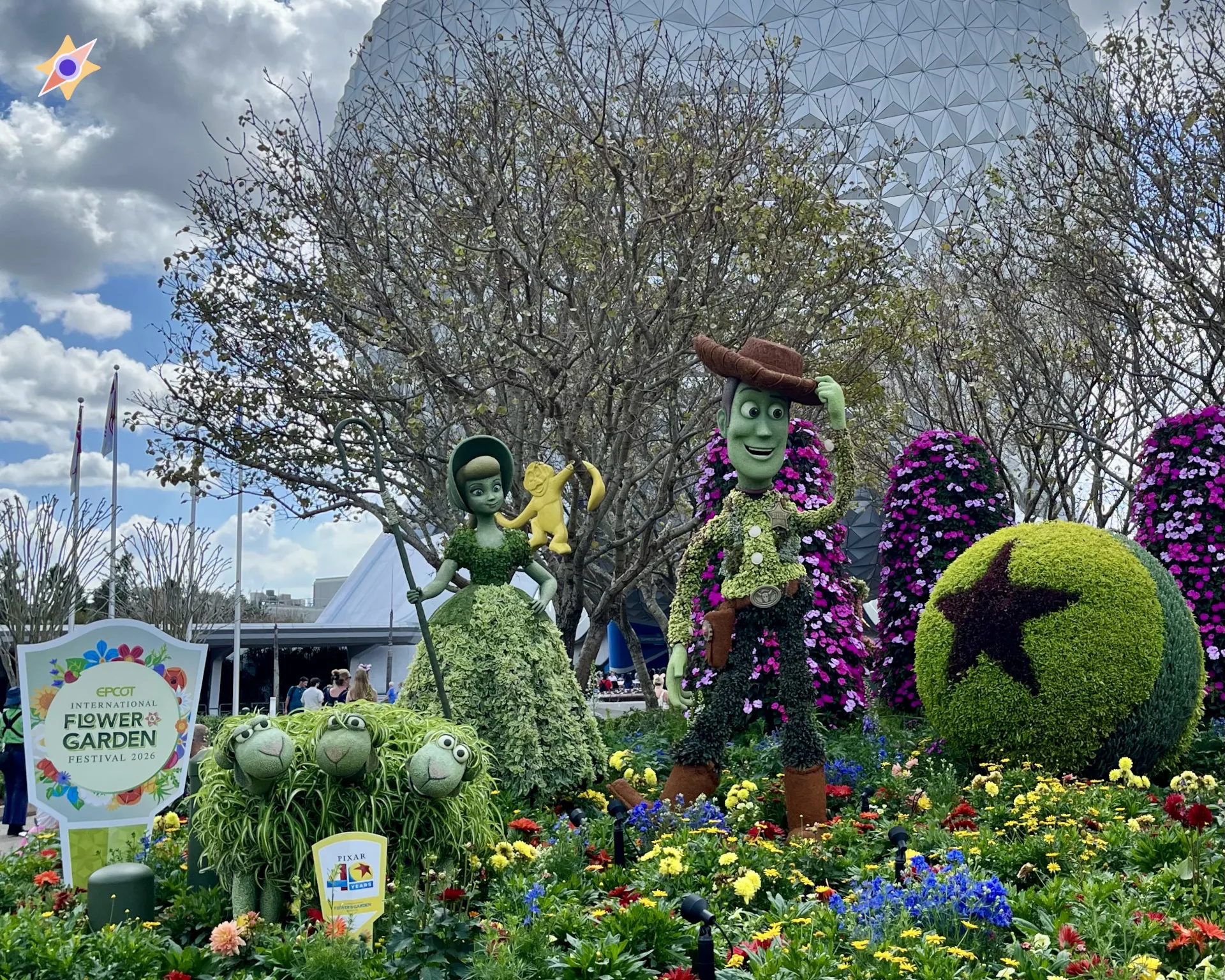 Topiaires de Toy Story devant Spaceship Earth pendant le Flower & Garden Festival à EPCOT